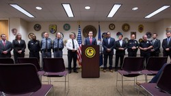 Công tố viên  G. Zachary Terwilliger (giữa)  thông báo về vụ án bắt giữ 30 kg Fetannyl có nguồn gốc Trung Quốc vận chuyển vào Mỹ. Ảnh: AP