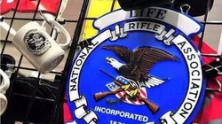 Huy hiệu của Hiệp hội súng trường quốc gia Mỹ - tổ chức bị Hội đổng thành phố San Francisco coi là tổ chức khủng bố. Ảnh: Tin hàng đầu mỗi ngày