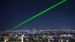 Trung Quốc đã triển khai hệ thống vũ khí laser trên mặt đất và trên tàu để phòng thủ chống tên lửa. Ảnh: Creaders