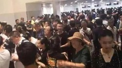 Người Trung Quốc lũ lượt chờ đợi làm thủ tục lên máy bay rời khỏi Campuchia. Ảnh: “Thời báo Hoàn cầu” 