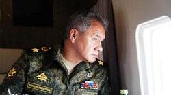 Bộ trưởng Quốc phòng Nga.Đại tướng Sergei Shoigu thị sát chiến trường trên máy bay. Ảnh: Người quan sát