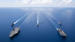 Hai nhóm tác chiến tàu sân bay và tàu đổ bộ trực thăng của Hải quân Mỹ hội quân diễn tập trên Biển Đông. Ảnh: Đông Phương.