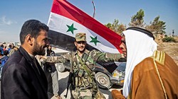 Ngày 14/10, dân chúng thị trấn Tal Tamr ở miền Bắc Syria vui mừng đón quân đội chính phủ tiến vào. Ảnh: AFP.