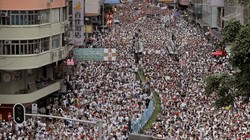 Các cuộc biểu tình kéo dài suốt 4 tháng nay ở Hồng Kông đã gây nên bất ổn về chính trị.kinh tế và xã hội khiến nhiều người giàu có mang tài sản ra nước ngoài định cư.