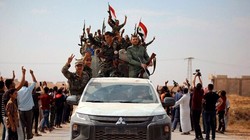 Việc Mỹ rút khỏi Đông Bắc Syria đã khiến lực lượng người Kurd quay sang liên minh với chính phủ Syria để chống lại cuộc xâm lược của Thổ Nhĩ Kỳ. Ảnh: dân chúng người Kurd vui mừng chào đón quân đội chính phủ tiến vào thành phố.