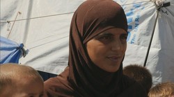 Việc Thủ tướng Anh Boris Johnson có kế hoạch bí mật đón vợ con các phần tử khủng bố IS về nước đã gây nên lo ngại và bất đồng trong chính phủ. Ảnh: nữ khủng bố Tooba Gonda và những đứa trẻ có cha là phần tử IS.