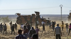 Sau hai cuộc đầu thuận lợi, đến cuộc tuần tra chung thứ ba, đoàn xe của quân cảnh Nga và lính biên phòng Thổ Nhĩ Kỳ đã bị người Kurd ở biên giới Syria dùng đất đá tấn công.