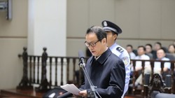 Hạng Tuấn Ba, Chủ tịch Ủy ban Quản lý giám sát bảo hiểm Trung Quốc (CIRC) có 21 người tình, bị mất chức vì bị người tình tố giác, nhận tội trước tòa.