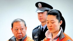 Từ Đại hội 18 Đảng Cộng sản Trung Quốc đến nay, gần một nửa trong số hơn 100 quan chức cấp tỉnh, bộ bị mất chức liên quan đến chuyện bê bối tình ái. Ảnh: quan tham Diêm Vĩnh Hỉ và người tình Mao Húc Đông trước tòa.