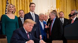 Tổng thống Donald Trump đã ký Hiệp định thương mại Mỹ - Trung giai đoạn đầu. Ảnh: AP/Đa Chiều.