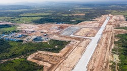 Sân bay quốc tế Dara Sakor có đường băng dài 3.200 mét đang được Trung Quốc xây dựng. (Ảnh: The New York Times)