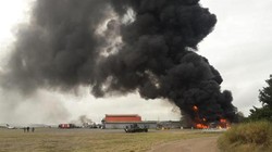 Chiều và tối ngày 4/1, ba căn cứ quân sự của Mỹ tại Kenya và Iraq đã bị tấn công. Trong ảnh: vụ tấn công phá hủy 4 máy bay và nhiều xe quân sự Mỹ tại Lamu, Kenya (Ảnh:Tân Hoa xã).