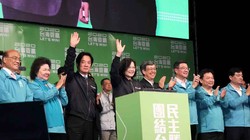 Bà Thái Anh Văn và đội ngũ tranh cử tuyên bố giành chiến thắng. (Ảnh: Đa Chiều)