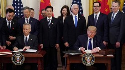 Ngày 15/1, tại Nhà Trắng, hai ông Donald Trump và Lưu Hạc đã ký hiệp định thương mại Mỹ - Trung giai đoạn đầu, nhưng giới truyền thông cho rằng các vấn đề gay cấn nhất trong quan hệ kinh tế, thương mại hai bên chưa được giải quyết (Ảnh: Reuters)