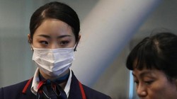 Nhân viên y tế kiểm tra thân nhiệt hành khách ở sân bay Manila (Ảnh: Getty)