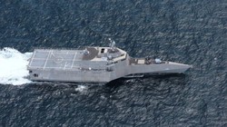 Ngày 25/1,Hải quân Mỹ đã cho tàu chiến đấu biển gần USS Montgomery vào gần các đảo nhân tạo Trung Quốc bồi đắp trái phép ở quần đảo Trường Sa thuộc chủ quyền Việt Nam (Ảnh: The Japan Times).