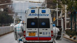 Tình hình lây lan dịch bệnh ở Vũ Hán vẫn rất phức tạp, xe cứu thương đi gom người bệnh đến nơi cách ly điều trị (Ảnh: Đa Chiều)