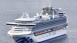 Tàu Diamond Princess với 3.700 khách bị cách ly phải neo đậu trên biển (Ảnh: AP)