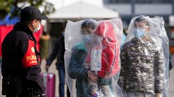 Ngày 10/2 nhiều địa phương, người nghỉ Tết đã quay về các thành phố. Hành khách ở ga Thượng Hải sử dụng phương tiện phòng hộ tự chế. (Ảnh: Reuters)