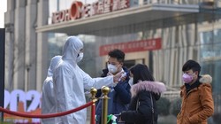 Các công ty thực hiện kiểm tra thân nhiệt nhân viên khi đến làm việc (Ảnh: Đông Phương)