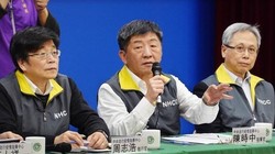 Bộ trưởng Y tế và Phúc lợi Đài Loan Trần Trung Thời (giữa) thông báo về ca tử vong đầu tiên vì COVID-19 ở hòn đảo này. (Ảnh: Đông Phương).