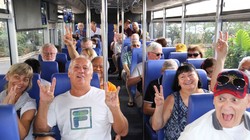 Hành khách trên tàu Westerdam tham gia đoàn du lịch xe bus tham quan Phnom Penh (Ảnh: AFP)