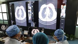 Các bác sĩ tại bệnh viện Vũ Hán đang hội chẩn về tình trạng bệnh nhân (Ảnh: Đông Phương)