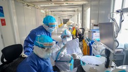 Các thày thuốc tại Bệnh viện Hỏa Thần Sơn ở Vũ Hán, Trung Quốc hội chẩn (Ảnh: Đông Phương)