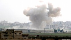 Quân đội Thổ Nhĩ Kỳ ném bom vị trí của quân đội Syria ở Idlip hôm 29/2 (Ảnh: Reuters)