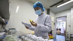 Các chuyên gia Thượng Hải khuyến nghị sử dụng Đông Tây y kết hợp để điều trị COVID-19 (Ảnh: Tân Hoa xã).