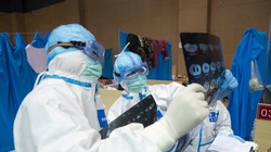 Trung Quốc tăng cường các biện pháp giám sát, quản lý đề phòng bệnh nhân xuất viện tái dương tính với nCoV (Ảnh: Đa Chiều).