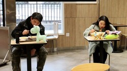 Một số địa phương ở Trung Quốc đã mở cửa trở lại dịch vụ ăn uống nhưng khách ăn phải kiểm tra thân nhiệt và ngồi riêng (Ảnh: CNS).