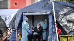 Dịch bệnh COVID-19 đã tấn công 44 quốc gia châu Âu, tình hình đặc biệt nghiêm trọng  tại Italy. Trong ảnh: lều dựng ven đường để tiếp nhận xét nghiệm người bệnh, Italy thiếu giường bệnh trầm trọng. (Ảnh: AP).