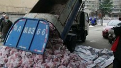 Hình ảnh xe chở rác tự đổ chở thịt giá rẻ đến phân phối cho dân chúng (Ảnh: Weibo).