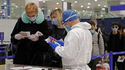 Trung Quốc đã chuyển trọng điểm chống dịch sang siết chặt nhập cảnh để ngăn dịch bệnh lây từ ngoài vào. Ảnh: kiểm tra người nước ngoài khai báo y tế tại sân bay Phố Đông, Thượng Hải (Ảnh: CNS).