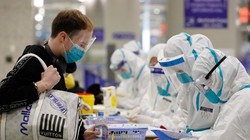 Trung Quốc chuyển trọng tâm phòng dịch sang siết chặt kiểm dịch đối với người từ nước ngoài nhập cảnh (Ảnh: Đông Phương).