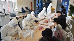 Người nhập cảnh đăng ký nơi đến và khai báo y tế tại sân bay quốc tế Bắc Kinh khi nhập cảnh (Ảnh: Tân Hoa xã).