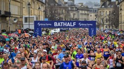 Trong lúc dịch bệnh đang hoành hành, ngày 15/3 Anh vẫn tổ chức giải Marathon ở Bathalf với hàng ngàn người dự, không ai đeo khẩu trang (Ảnh: AP).