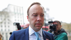 Trước các ý kiến phê phán và phản đối,Bộ trưởng Y tế Anh Hancok đã nói "miễn dịch quần thể" không phải là mục tiêu hay chính sách của Anh. (Ảnh: PA).