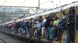 Dịch bệnh bắt đầu lan nhanh ở châu Phi. Giới quan sát cho rằng sẽ rất nguy hiểm nếu dịch bùng phát ở đây do hạ tầng cơ sở y tế yếu kém. Ảnh: người dân Nam Phi chen chúc nhau trên các đoàn tàu dù đã có lệnh hạn chế đi lại. (Ảnh: AP)