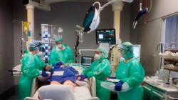 Các nhân viên y tế điều trị bệnh nhân trong phòng chăm sóc đặc biệt tại Bệnh viện Paggiovani Số 23 ở Bergamo ngày 17/3. (Ảnh: AP)