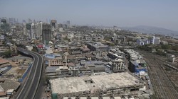 Thủ đô New Delhi của Ấn Độ thực hiện phong tỏa từ ngày 22/3. Trong ảnh: đường phố vốn rất náo nhiệt nay không có một bóng người (Ảnh: AP).