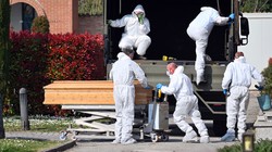 Số người chết vì COVID-19 ở Italy đang tăng rất nhanh. Trong ảnh: các nhân viên phòng dịch chuyển thi hài người chết đi xử lý (Ảnh: Đa Chiều).