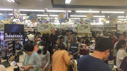 Dân chúng Myamar đổ xô đến các siêu thị mua vét hàng sau khi chính phủ công bố có 2 ca mắc COVID-19 đầu tiên (Ảnh: AP).