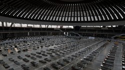 Dịch bệnh lan khắp châu Âu và ngày càng nghiêm trọng, Serbia xây dựng "bệnh viện ca bin" đầu tiên (Ảnh: AP).