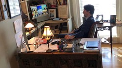 Ông Tredeau tham dự cuộc họp Hội nghị thượng đỉnh G7 trực tuyến từ căn phòng ở nhà có treo tranh của các con (Ảnh: Đa Chiều)