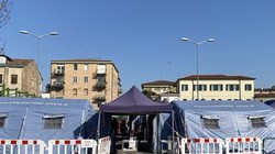 Số người bệnh quá nhiều, nhiều nơi ở Italy phải dựng lều ngoài trời để có chỗ chứa (Ảnh: Tân Hoa xã)