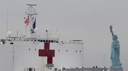 Để giúp giải quyết vấn nạn thiếu giường bệnh ở New York, Mỹ đã điều động tàu bệnh viện ngàn giưởng của Hải quân tới hỗ trợ (Ảnh: Reuters)