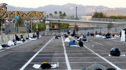 Hình ảnh người vô gia cư cách ly ngủ trên nền bãi đỗ xe khiến cộng đồng mạng Mỹ bất bình (Ảnh: Guancha)