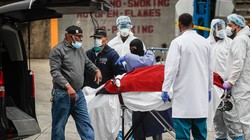 Tính đến ngày 1/4 đã có gần 4.100 người bị chết vì COVID-19 ở Mỹ. Trong ảnh, một bệnh nhân xấu số được đưa lên linh xa chở về nhà xác (Ảnh: AP)